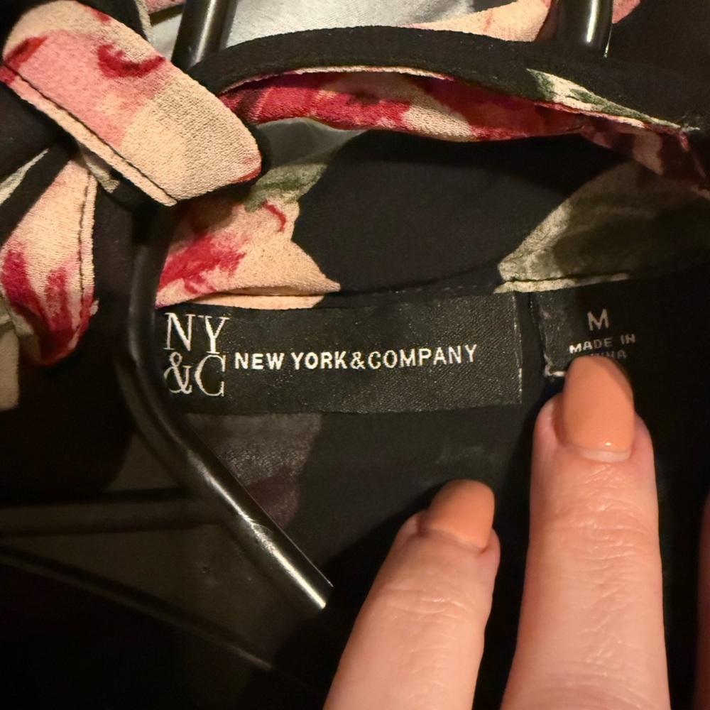 🌹 New York & Company Floral Blouse (Size Medium) - Picture 3 of 3